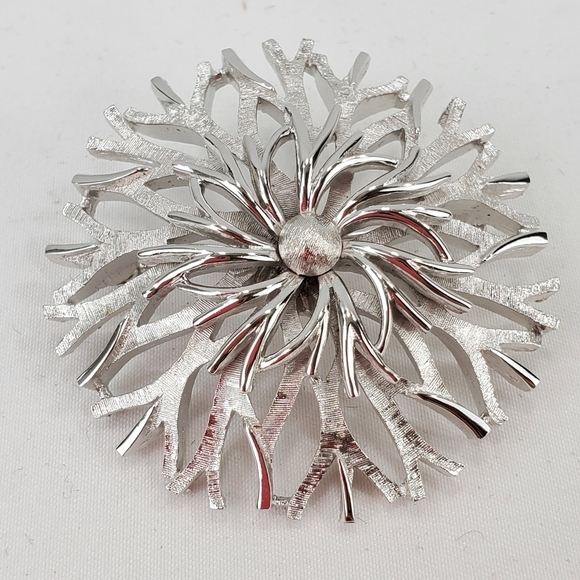 Vtg Crown Trifari Brooch Round Floral Shiny Brushed Silver-Tone 1.5” 60s 70s - Picture 5 of 12